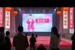 《三十七度》泳池水面与跳台