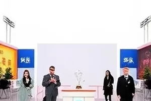 《天台上的球局》黄昏天台投篮定格