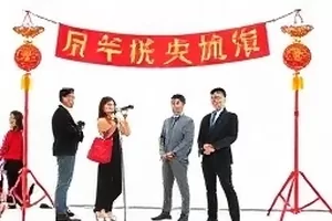 《雨季不再来》公交站台积水倒影